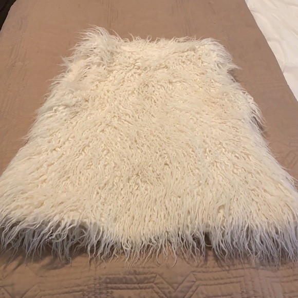 COPY - White Vegan Fur Vest - Kenar Size Medium - Picture 3 of 3